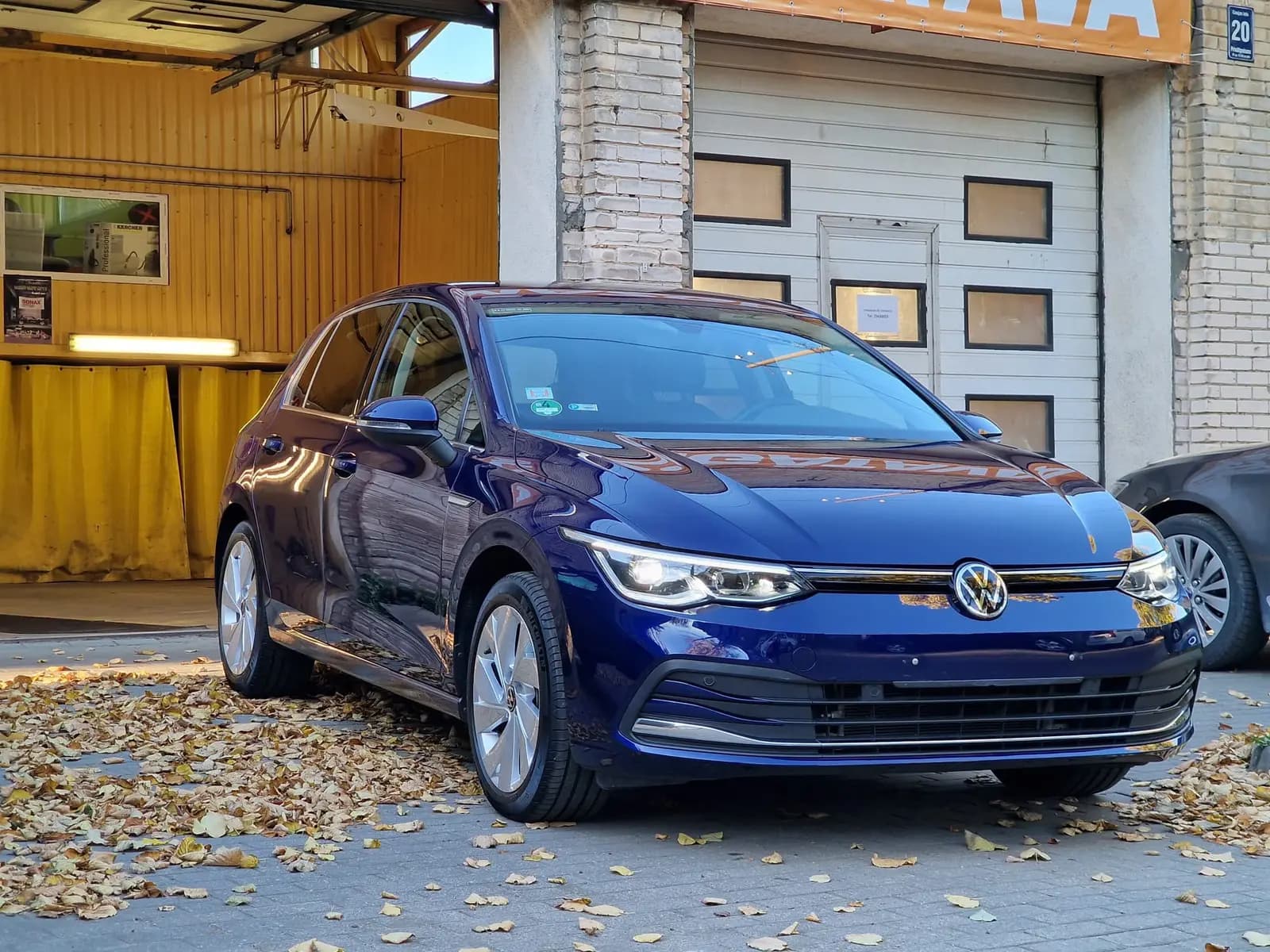 Tumši zils VW Golf pēc detailinga pie LX darbnīcas Gaujas ielā